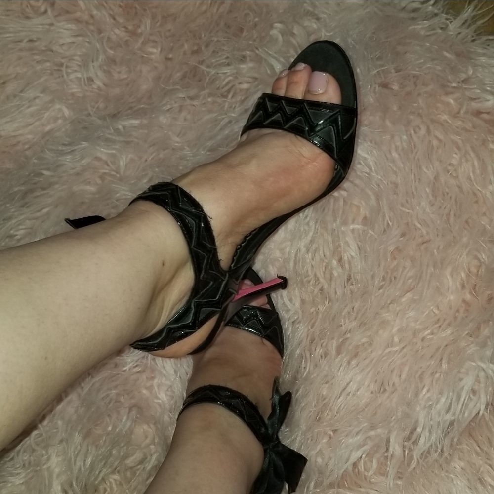 Pre-loved worn womens shoes Betsy Johnson 4" Heels black
